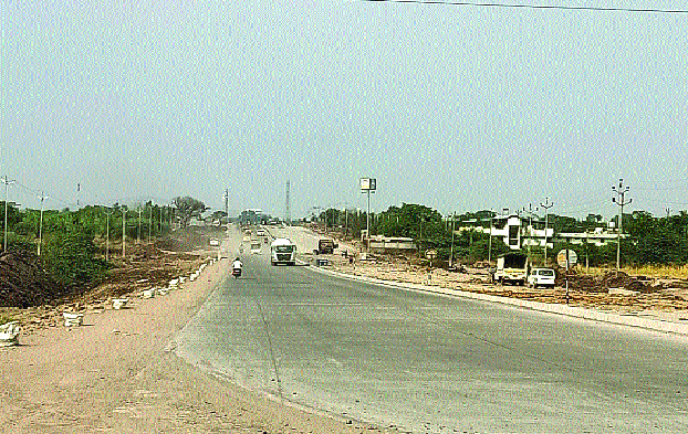 Slaughter of 3,000 trees for the highway | रत्नागिरी-नागपूर, गुहागर-विजापूर महामार्गांमुळे जिल्ह्यात वाळवंट