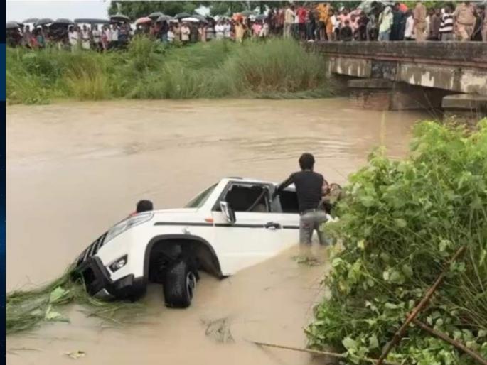 Major accident in Gonda UP Bolero lost control and fell into the canal 11 died | भरधाव बोलेरो कालव्यात कोसळली; ११ जणांचा गाडीतच मृत्यू, बाहेर येण्यासाठी धडपडत राहिले Major accident in Gonda UP Bolero lost control and fell into the canal 11 died | भरधाव बोलेरो कालव्यात कोसळली; ११ जणांचा गाडीतच मृत्यू, बाहेर येण्यासाठी धडपडत राहिले
