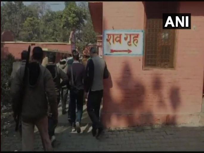 up police cops at dial 100 project said don't want blood stains in car denied help to victims | तुमच्या रक्तानं गाडी खराब होईल, अपघातातील जखमींना हॉस्पिटलमध्ये घेऊन जाण्यास पोलीस कर्मचा-यांचा नकार up police cops at dial 100 project said don't want blood stains in car denied help to victims | तुमच्या रक्तानं गाडी खराब होईल, अपघातातील जखमींना हॉस्पिटलमध्ये घेऊन जाण्यास पोलीस कर्मचा-यांचा नकार