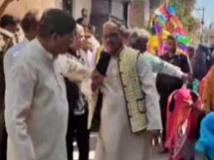 There was an argument during the funeral procession, BJP MLA and former minister clashed, scuffled, finally... | अंत्ययात्रेदरम्यान झाला वाद, भाजपा आमदार आणि माजी मंत्री भिडले, धक्काबुक्की, अखेर... There was an argument during the funeral procession, BJP MLA and former minister clashed, scuffled, finally... | अंत्ययात्रेदरम्यान झाला वाद, भाजपा आमदार आणि माजी मंत्री भिडले, धक्काबुक्की, अखेर...