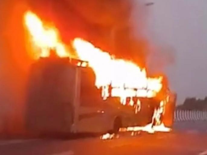 Suddenly the bus caught fire, the driver jumped out; 5 people died, the driver escaped by breaking the window | अचानक बसला आग लागली, ५ जणांचा मृत्यू, काच फोडून चालक पळून गेला Suddenly the bus caught fire, the driver jumped out; 5 people died, the driver escaped by breaking the window | अचानक बसला आग लागली, ५ जणांचा मृत्यू, काच फोडून चालक पळून गेला