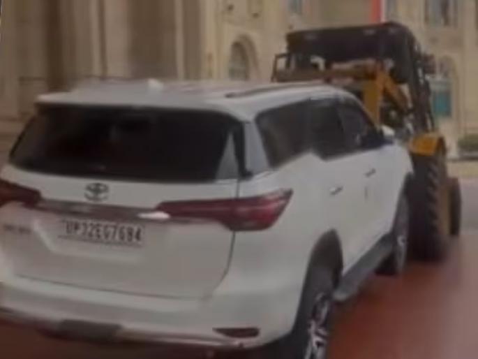 The minister's car was parked in the no parking area of the Legislative Assembly, the traffic police brought a crane and... | विधानसभेच्या नो पार्किंगमध्ये उभी होती मंत्र्यांची कार, वाहतूक पोलिसांनी क्रेन आणली आणि... The minister's car was parked in the no parking area of the Legislative Assembly, the traffic police brought a crane and... | विधानसभेच्या नो पार्किंगमध्ये उभी होती मंत्र्यांची कार, वाहतूक पोलिसांनी क्रेन आणली आणि...