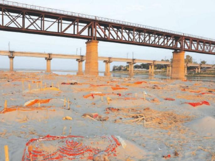 in uttar pradesh many dead bodies found buried in sand near river ganga in prayagraj | भयंकर, भयानक, भयावह! गंगा नदीच्या किनारी वाळूत पुरण्यात आले शेकडो मृतदेह in uttar pradesh many dead bodies found buried in sand near river ganga in prayagraj | भयंकर, भयानक, भयावह! गंगा नदीच्या किनारी वाळूत पुरण्यात आले शेकडो मृतदेह
