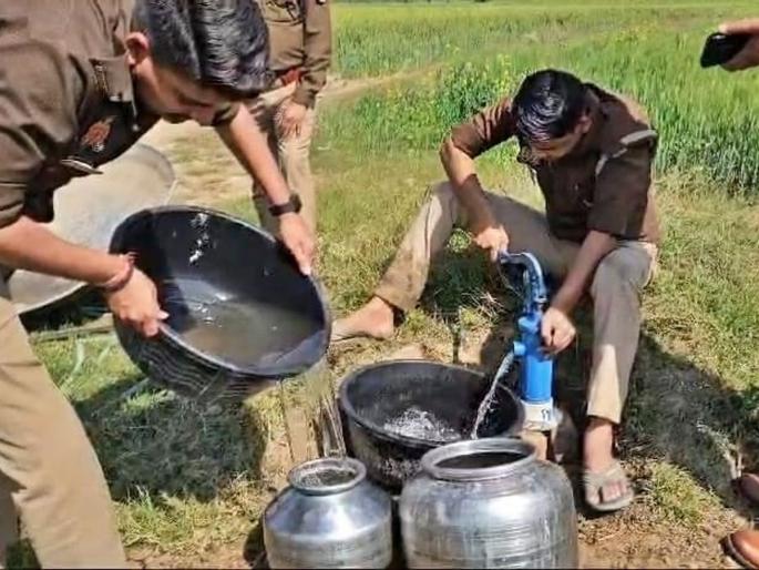 Uttar Pradesh Crime News: Something was coming out of the hand pump instead of water..., the police were also speechless, shocking information came to light | हँडपंपमधून पाण्याऐवजी बाहेर येत होतं असं काही..., पोलीसही झाले अवाक्, समोर आली धक्कादायक माहिती  