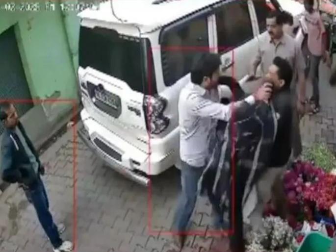 Yogi's minister's nephew had an argument with a rickshaw driver, a flower seller who tried to mediate was brutally beaten up | योगींच्या मंत्र्याच्या पुतण्याचा रिक्षाचालकासोबत वाद, मध्यस्थी करणाऱ्या फूल विक्रेत्याला केली मारहाण Yogi's minister's nephew had an argument with a rickshaw driver, a flower seller who tried to mediate was brutally beaten up | योगींच्या मंत्र्याच्या पुतण्याचा रिक्षाचालकासोबत वाद, मध्यस्थी करणाऱ्या फूल विक्रेत्याला केली मारहाण