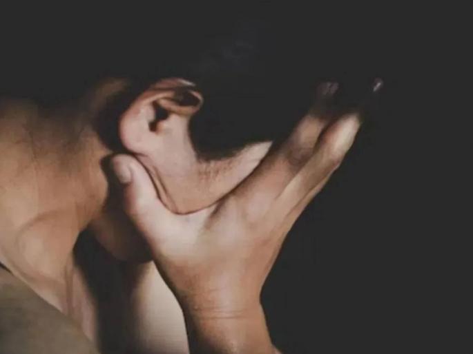 She went to get a ration card, but was gang-raped in front of her husband on the way | धक्कादायक! रेशन कार्ड बनवण्यासाठी गेली, वाटेतच होणाऱ्या पतीसमोर सामूहिक अत्याचार She went to get a ration card, but was gang-raped in front of her husband on the way | धक्कादायक! रेशन कार्ड बनवण्यासाठी गेली, वाटेतच होणाऱ्या पतीसमोर सामूहिक अत्याचार