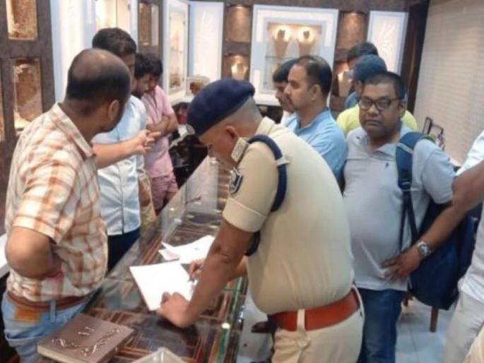 in bihar hajipur looted crores jewellery buried it and put concrete on it | चोर पकडले, काँक्रिट उखडले; जमिनीखालचा खजिना पाहून पोलीस चक्रावले in bihar hajipur looted crores jewellery buried it and put concrete on it | चोर पकडले, काँक्रिट उखडले; जमिनीखालचा खजिना पाहून पोलीस चक्रावले