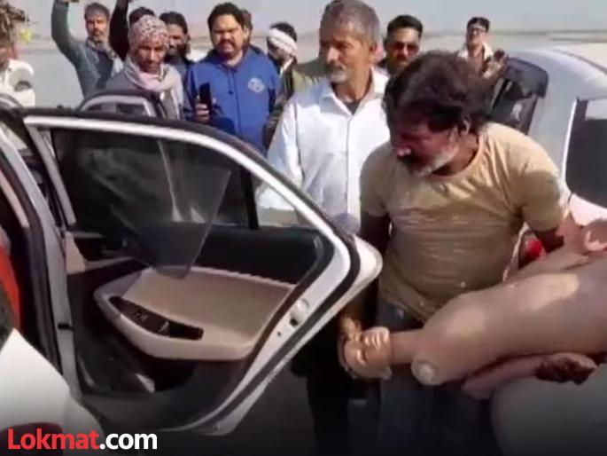 Major conspiracy was hatched in Uttar Pradesh to obtain death certificate by pretending to be dead | गंगेच्या घाटावर डेथ सर्टिफिकेटसाठी मोठा कट; कर्मचाऱ्याला मृत दाखवून अंत्यसंस्काराची तयारी केली अन्... Major conspiracy was hatched in Uttar Pradesh to obtain death certificate by pretending to be dead | गंगेच्या घाटावर डेथ सर्टिफिकेटसाठी मोठा कट; कर्मचाऱ्याला मृत दाखवून अंत्यसंस्काराची तयारी केली अन्...