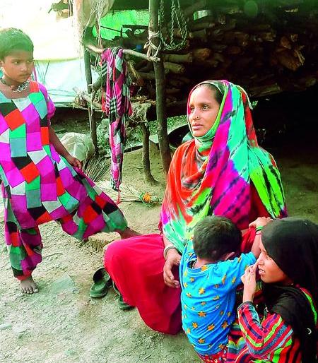 We'll stop here, but get a two-time food! The pain of 26 family in Uttar Pradesh | आम्ही येथेच थांबतो, पण दोन वेळच्या पोटाची सोय करा!  उत्तर प्रदेशातील २६ कुटुंबीयांच्या वेदना