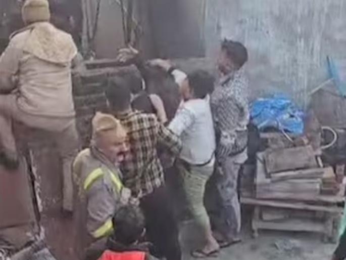 A massive fire broke out in a residential house, a woman and three children were burnt to death, while four others were injured. | राहत्या घराला लागली भीषण आग, महिलेसह तीन मुलांचा जिवंत जळून मृत्यू, तर चार जण जखमी   A massive fire broke out in a residential house, a woman and three children were burnt to death, while four others were injured. | राहत्या घराला लागली भीषण आग, महिलेसह तीन मुलांचा जिवंत जळून मृत्यू, तर चार जण जखमी