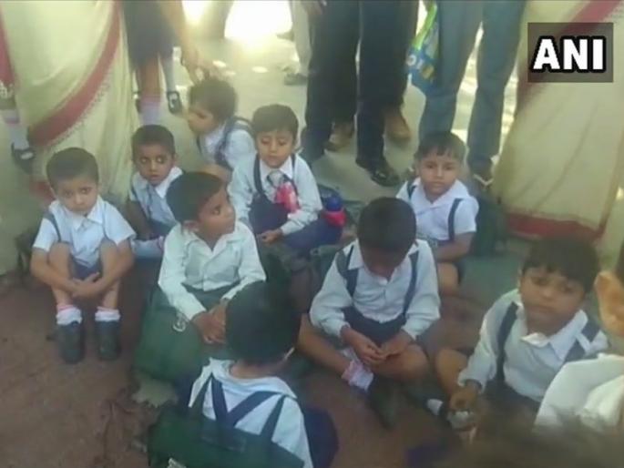 Due to the toxic toxic waste of the sugar factory, the condition of 300 students in the state is worrisome for 35 students | साखर कारखान्याच्या कचऱ्याच्या विषारी वायुमुळे युपीत 300 विद्यार्थी आजारी, 35 मुलांची स्थिती चिंताजनक Due to the toxic toxic waste of the sugar factory, the condition of 300 students in the state is worrisome for 35 students | साखर कारखान्याच्या कचऱ्याच्या विषारी वायुमुळे युपीत 300 विद्यार्थी आजारी, 35 मुलांची स्थिती चिंताजनक