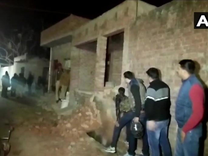 Man Held 15 Children and few women Hostage And Do Firing In uttar pradesh Farrukhabad | धक्कादायक! वाढदिवसाला बोलावून 20 मुलांना ठेवलं ओलीस; सुटकेसाठी एटीएस कमांडो दाखल