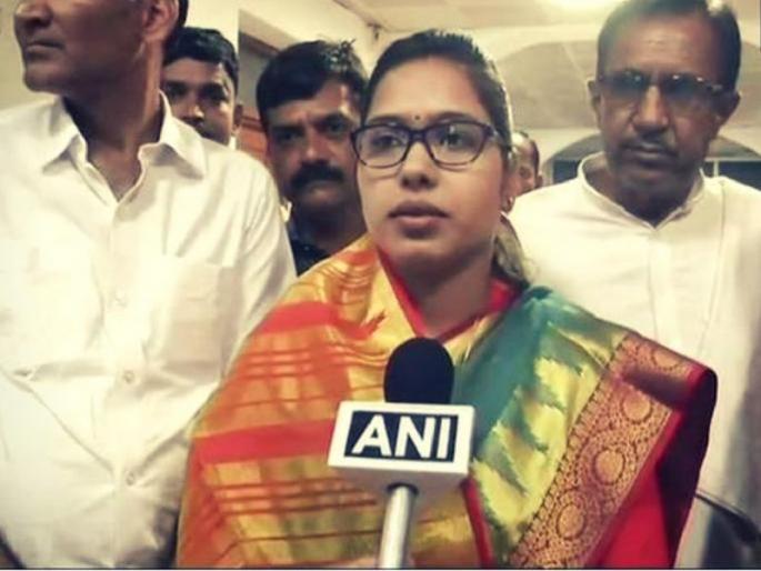 Uttar Pradesh temple purified with gangajal after woman bjp mla manisha anuragi visit | दलित महिला आमदाराचा मंदिर प्रवेश, स्थानिकांनी गंगाजलाने मूर्तीला घातलं स्नान