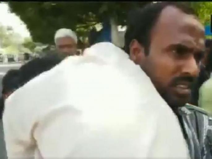 VIDEO: UP Man Carries Wife's Dead Body On Shoulder After Being Denied A Hearse | VIDEO : रुग्णालयाची असंवेदनशीलता,...अखेर पत्नीचा मृतदेह खांद्यावर घेऊन 'तो' घरी गेला! VIDEO: UP Man Carries Wife's Dead Body On Shoulder After Being Denied A Hearse | VIDEO : रुग्णालयाची असंवेदनशीलता,...अखेर पत्नीचा मृतदेह खांद्यावर घेऊन 'तो' घरी गेला!