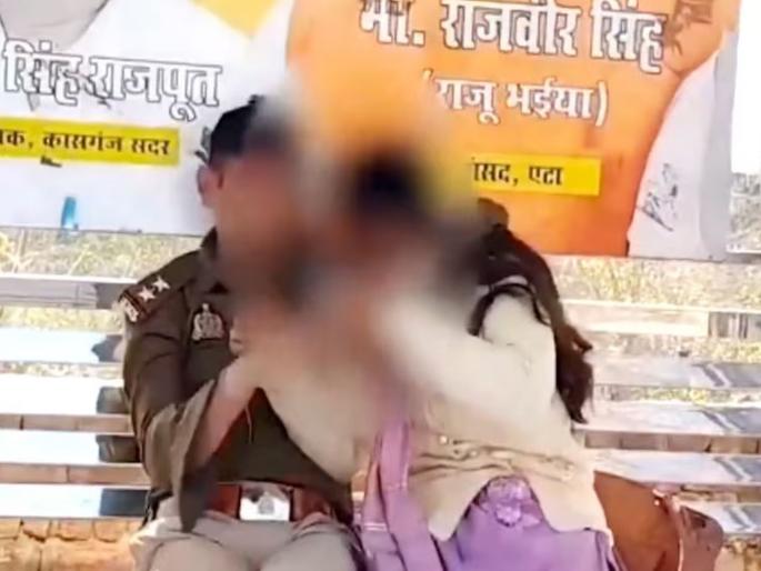 Drunk police officer and woman were having sex at a bus stop, when people stopped him he said, "I..." | मद्यधुंद पोलीस अधिकारी आणि महिला बस स्टॉपवर करत होते अश्लिल चाळे, लोकांनी हटकल्यावर म्हणाला, मी...   Drunk police officer and woman were having sex at a bus stop, when people stopped him he said, "I..." | मद्यधुंद पोलीस अधिकारी आणि महिला बस स्टॉपवर करत होते अश्लिल चाळे, लोकांनी हटकल्यावर म्हणाला, मी...