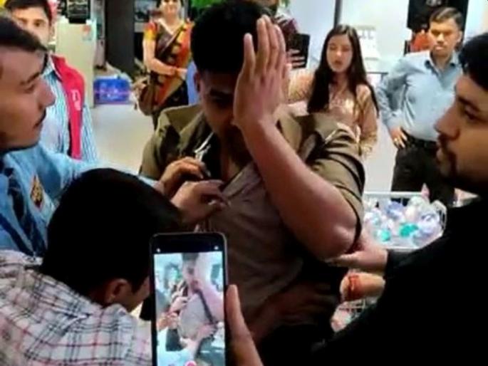 up policeman was running away wearing 3 new shirts under uniform mall staff beat him up | गणवेशाखाली ३ नवे शर्ट्स घालून पळत होता पोलीस शिपाई; मॉल कर्मचाऱ्यांनी केली धुलाई up policeman was running away wearing 3 new shirts under uniform mall staff beat him up | गणवेशाखाली ३ नवे शर्ट्स घालून पळत होता पोलीस शिपाई; मॉल कर्मचाऱ्यांनी केली धुलाई