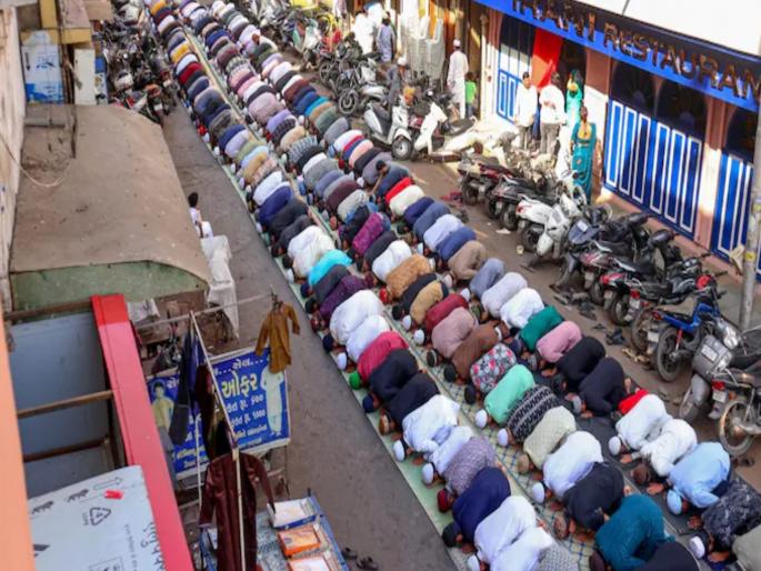 UP Meerut police has issued instructions to not offer namaz on the streets | रस्त्यावर नमाज अदा करण्यास उत्तर प्रदेशात बंदी; नियम मोडणाऱ्यांचे पासपोर्ट, ड्रायव्हिंग लायसन्स रद्द होणार UP Meerut police has issued instructions to not offer namaz on the streets | रस्त्यावर नमाज अदा करण्यास उत्तर प्रदेशात बंदी; नियम मोडणाऱ्यांचे पासपोर्ट, ड्रायव्हिंग लायसन्स रद्द होणार