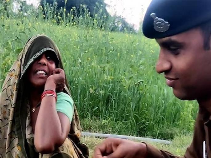 panna dsp son reach farm land where mother arrange fodder for buffalo both conversation win netizens heart over 8 million people watch viral video | कडक सॅल्यूट! शेतात काम करणाऱ्या आईला DSP लेक भेटायला आला, वर्दीत पाहून आई भावूक panna dsp son reach farm land where mother arrange fodder for buffalo both conversation win netizens heart over 8 million people watch viral video | कडक सॅल्यूट! शेतात काम करणाऱ्या आईला DSP लेक भेटायला आला, वर्दीत पाहून आई भावूक