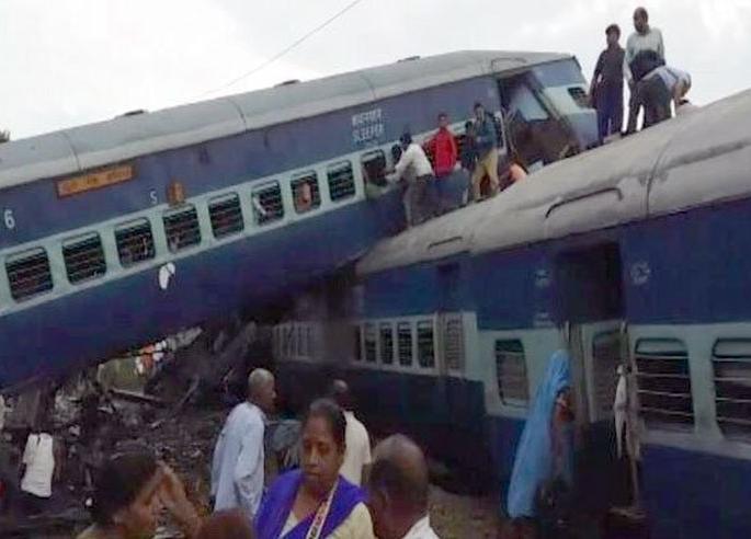 Utkal express trains collide in Uttar Pradesh; 23 killed, 40 injured | उत्तर प्रदेशात उत्कल एक्स्प्रेसचे डबे रुळावरुन घसरुन अपघात; २३ ठार, ४0 जखमी