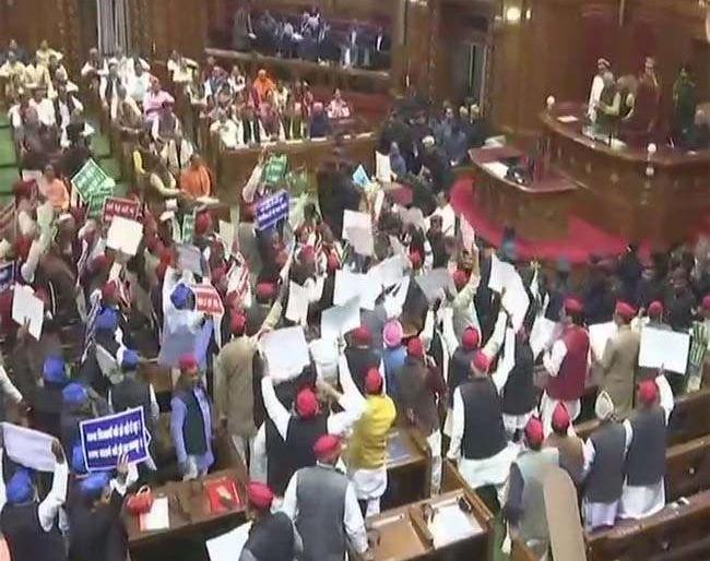 Uttar Pradesh assembly mla throws paper balls on the governor | उत्तरप्रदेश विधानसभेत राज्यपालांवर कागदाचे गोळे फेकले Uttar Pradesh assembly mla throws paper balls on the governor | उत्तरप्रदेश विधानसभेत राज्यपालांवर कागदाचे गोळे फेकले