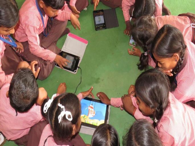Schools in the border areas of Uttar Pradesh have changed their face; children are getting modern education thanks to 'smart classes' | उत्तर प्रदेशच्या सीमावर्ती भागातील शाळांचे रुपडे पालटले; 'स्मार्ट क्लास'मुळे मुलांना मिळतेय आधुनिक शिक्षण