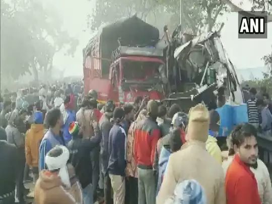 Terrible accident! collision of a minibus with a canter; 10 killed in Muradabad | भीषण अपघात! कँटरच्या धडकेत मिनी बसचा चेंदामेंदा; 10 ठार Terrible accident! collision of a minibus with a canter; 10 killed in Muradabad | भीषण अपघात! कँटरच्या धडकेत मिनी बसचा चेंदामेंदा; 10 ठार