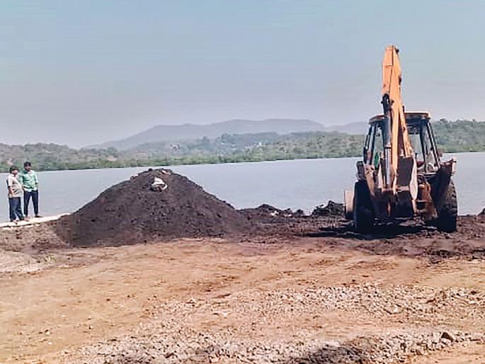 Illegal sand seizure seized in Mudar area of Murud | मुरुडच्या मिठागर भागात अवैध वाळूसाठा जप्त Illegal sand seizure seized in Mudar area of Murud | मुरुडच्या मिठागर भागात अवैध वाळूसाठा जप्त