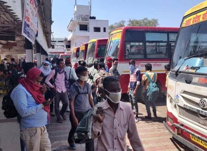 Coronavirus: During the lockdown, the buses started at midnight, transported the citizens to their village in uttar pradesh yogi sarkar | Coronavirus: लॉकडाऊन काळात मध्यरात्रीतच बस सुरू, पायी जाणाऱ्यांना पोहोचवलं त्यांच्या गावी Coronavirus: During the lockdown, the buses started at midnight, transported the citizens to their village in uttar pradesh yogi sarkar | Coronavirus: लॉकडाऊन काळात मध्यरात्रीतच बस सुरू, पायी जाणाऱ्यांना पोहोचवलं त्यांच्या गावी