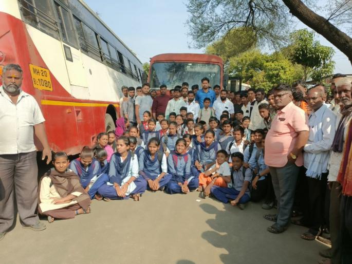 Attempt to mount ST bus; Angry students, parents block the road in Latur Umarga | एसटी बस अंगावर घालण्याचा प्रयत्न; संतप्त विद्यार्थी, पालकांचा रास्तारोको Attempt to mount ST bus; Angry students, parents block the road in Latur Umarga | एसटी बस अंगावर घालण्याचा प्रयत्न; संतप्त विद्यार्थी, पालकांचा रास्तारोको