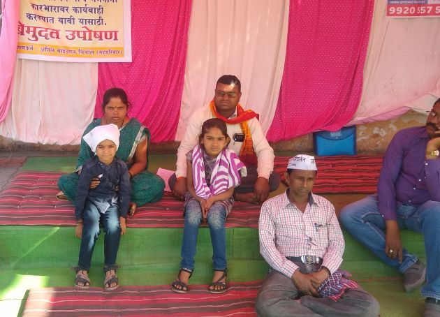 Chinchole family fast with two children | दोन चिमुकल्यांसह चिंचोले कुटुंबियांचे उपोषण 