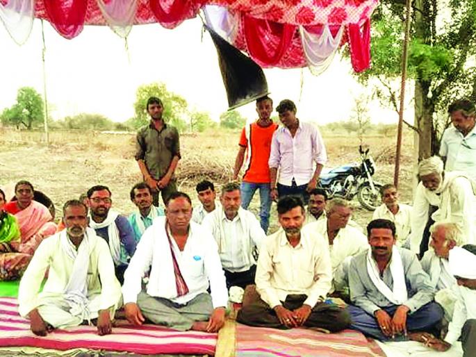 Illegal work in Roho wells; Four more farmers' fasting | रोहयो विहिरींच्या कामात गैरप्रकार; आणखी चार शेतक-यांचे उपोषण Illegal work in Roho wells; Four more farmers' fasting | रोहयो विहिरींच्या कामात गैरप्रकार; आणखी चार शेतक-यांचे उपोषण
