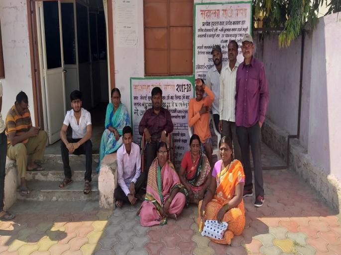 handycap persons Fasting for Divyang's Fund | दिव्यांगांच्या निधीसाठी गेवराईत उपोषण handycap persons Fasting for Divyang's Fund | दिव्यांगांच्या निधीसाठी गेवराईत उपोषण