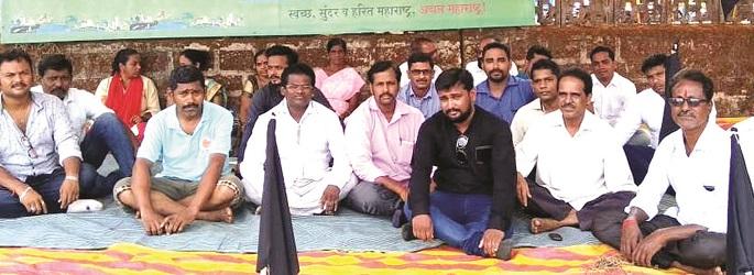 Semiotic fasting of the Janrokhash Samiti: Women's participation is significant | जनआक्रोश समितीचे लाक्षणिक उपोषण : महिलांचा सहभागही लक्षणीय Semiotic fasting of the Janrokhash Samiti: Women's participation is significant | जनआक्रोश समितीचे लाक्षणिक उपोषण : महिलांचा सहभागही लक्षणीय