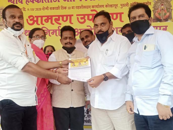 Do something to fill the stomachs of the artists | कलाकारांचे तहसिल कार्यालयासमोर उपोषण, आश्वासनानंतर मागे Do something to fill the stomachs of the artists | कलाकारांचे तहसिल कार्यालयासमोर उपोषण, आश्वासनानंतर मागे