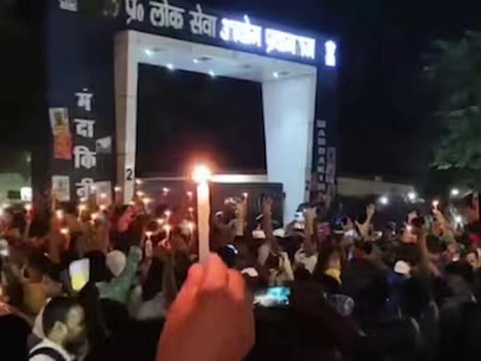 UPPSC bows down to exam students' agitation prayagraj; Examination will be conducted on the same day, in the same shift | परीक्षार्थींच्या आंदोलनासमोर युपीपीएससी नमली; एकाच दिवशी, एकाच शिफ्टमध्ये परीक्षा होणार UPPSC bows down to exam students' agitation prayagraj; Examination will be conducted on the same day, in the same shift | परीक्षार्थींच्या आंदोलनासमोर युपीपीएससी नमली; एकाच दिवशी, एकाच शिफ्टमध्ये परीक्षा होणार