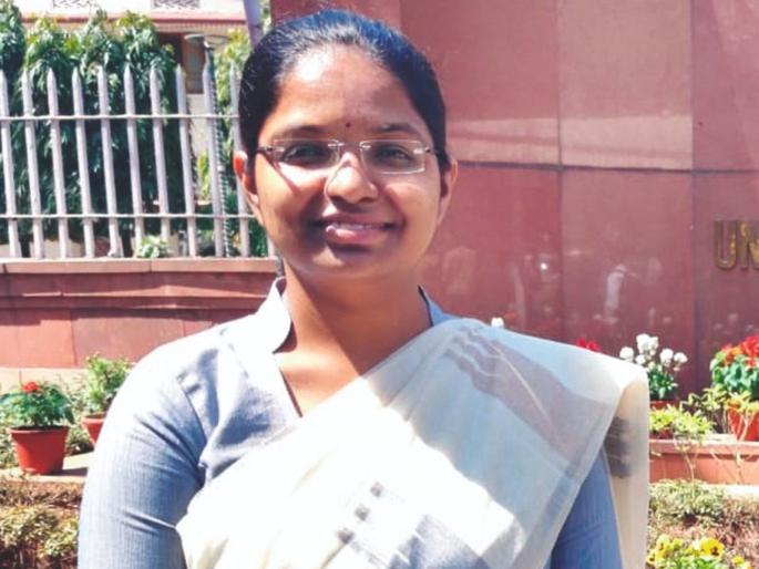 Farmer's daughter's estate flag in UPSC; Newspapers, books provide depth; direction to life | शेतकरी कन्या संपदाचा युपीएससीत झेंडा; वर्तमानपत्र, पुस्तकांनी प्रगल्भता; जीवनाला दिशा Farmer's daughter's estate flag in UPSC; Newspapers, books provide depth; direction to life | शेतकरी कन्या संपदाचा युपीएससीत झेंडा; वर्तमानपत्र, पुस्तकांनी प्रगल्भता; जीवनाला दिशा