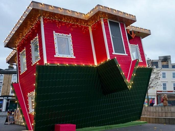Inside pictures of Britains first upside down house | Pics : ब्रिटनमध्ये तयार केलं पहिलं उलटं घर, आतून पाहिल्यावर व्हाल हैराण!