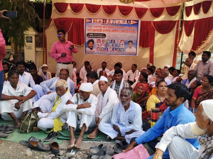 Regulate agricultural encroachment on Gairana Indefinite hunger strike of Samata Sangathan in front of Collector's Office | गायरानावरील शेतीचे अतिक्रमण नियमाकूल करा; समता संघटनेचे जिल्हाधिकारी कार्यालयासमोर बेमुदत उपोषण Regulate agricultural encroachment on Gairana Indefinite hunger strike of Samata Sangathan in front of Collector's Office | गायरानावरील शेतीचे अतिक्रमण नियमाकूल करा; समता संघटनेचे जिल्हाधिकारी कार्यालयासमोर बेमुदत उपोषण