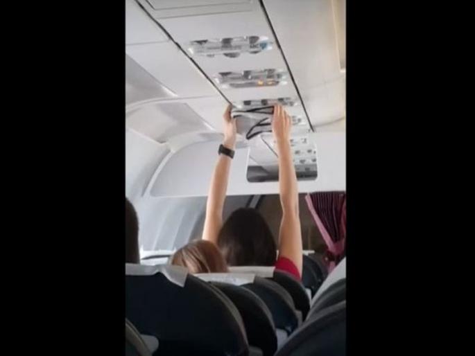 Woman dries underwear in a flight | प्रवाशांनी भरलेल्या विमानात तरुणीने सुकायला टाकले अंतर्वस्त्र, व्हिडीओ व्हायरल Woman dries underwear in a flight | प्रवाशांनी भरलेल्या विमानात तरुणीने सुकायला टाकले अंतर्वस्त्र, व्हिडीओ व्हायरल
