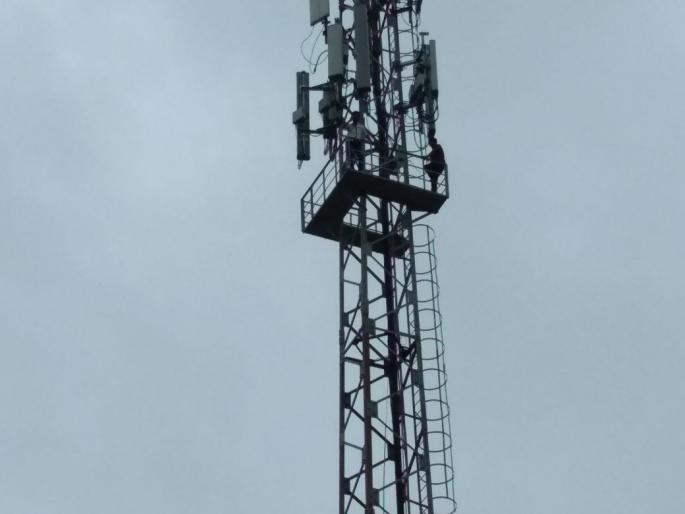 'Sholay Style' movement on the mobile tower of Url Farmers' sons | नुकसानभरपाईच्या मागणीसाठी उरळ शेतकरी पुत्रांचे मोबाईल टॉवरवर चढून ‘शोले स्टाईल’ आंदोलन 'Sholay Style' movement on the mobile tower of Url Farmers' sons | नुकसानभरपाईच्या मागणीसाठी उरळ शेतकरी पुत्रांचे मोबाईल टॉवरवर चढून ‘शोले स्टाईल’ आंदोलन