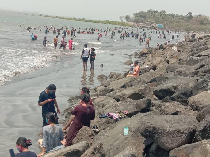 Holi, Rangpanchami excitement continues in Uran; Peerwadi, Mankeshwar Beach Housefull | उरणमध्ये होळी, रंगपंचमीचा उत्साह कायम; पीरवाडी, माणकेश्वर बीच हाऊसफुल्ल