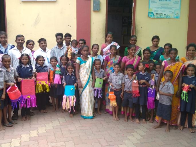 class III students of ashram school made attractive sky lanterns from waste materials | आश्रम शाळेतील तिसरीच्या विद्यार्थ्यांनी बनविले टाकाऊ वस्तूंपासून आकर्षक आकाश कंदील class III students of ashram school made attractive sky lanterns from waste materials | आश्रम शाळेतील तिसरीच्या विद्यार्थ्यांनी बनविले टाकाऊ वस्तूंपासून आकर्षक आकाश कंदील
