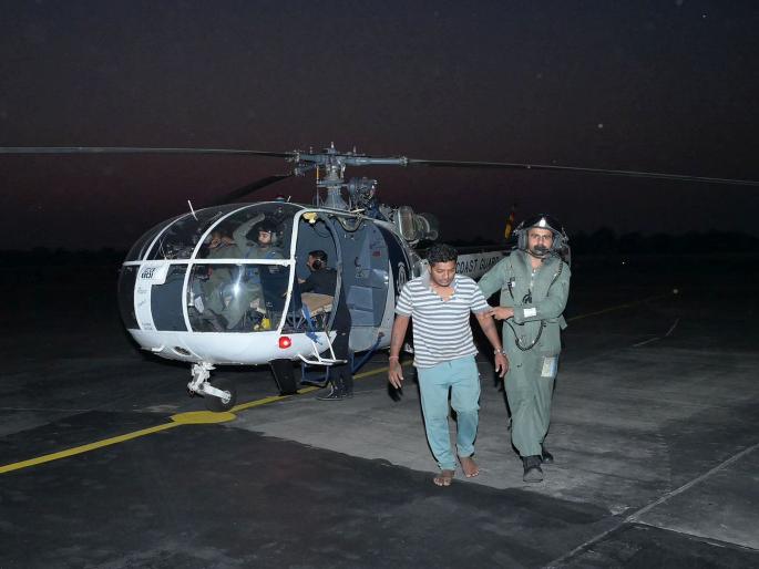 Three fishermen were safely released on board by helicopter; The remaining two sailors were successfully released at Daman | हेलिकॉप्टरद्वारे तीन मच्छीमारांना बोर्डीत सुरक्षित सोडले; उर्वरित दोन खलाशांना दमण येथे सोडण्यात यश Three fishermen were safely released on board by helicopter; The remaining two sailors were successfully released at Daman | हेलिकॉप्टरद्वारे तीन मच्छीमारांना बोर्डीत सुरक्षित सोडले; उर्वरित दोन खलाशांना दमण येथे सोडण्यात यश