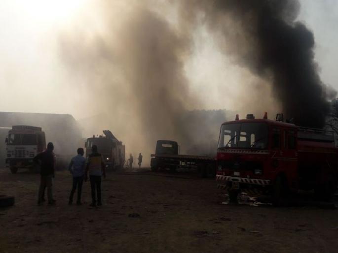 In the Uran, Garage fire consumed lakhs of property with two trailers | उरणमध्ये गॅरेजला लागलेल्या आगीत दोन ट्रेलरसह लाखोंची मालमत्ता भस्मसात  In the Uran, Garage fire consumed lakhs of property with two trailers | उरणमध्ये गॅरेजला लागलेल्या आगीत दोन ट्रेलरसह लाखोंची मालमत्ता भस्मसात