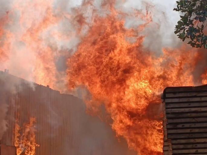 fire breaks out at unauthorized scrap warehouse in Uran city 30 lakhs loss | उरण शहरातील अनधिकृत भंगार गोदामाला भीषण आग; ३० लाखांचे नुकसान fire breaks out at unauthorized scrap warehouse in Uran city 30 lakhs loss | उरण शहरातील अनधिकृत भंगार गोदामाला भीषण आग; ३० लाखांचे नुकसान