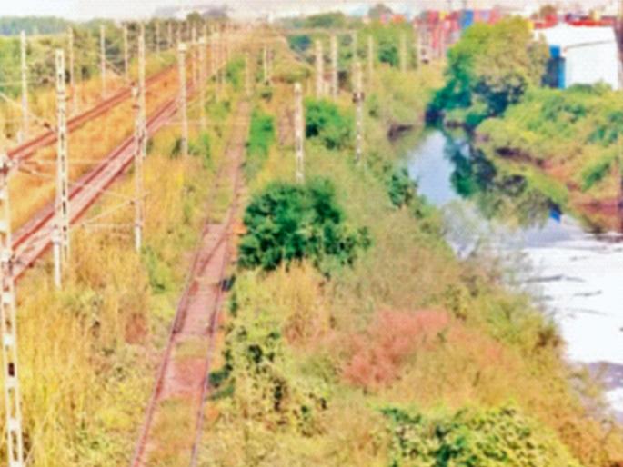 Oil pipeline burst there; rail traffic stopped here, Uran-Nerul train hit: Traffic stopped in Dronagiri yard | तिकडे तेलवाहिनी फुटली; इकडे रेल्वेवाहतूक थांबली, उरण-नेरुळ ट्रेनला फटका, द्रोणागिरी यार्डमधील वाहतूक बंद