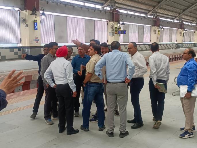 Officials inspection of Kharkopar Uran railway line | खारकोपर -उरण रेल्वे मार्गाची अधिकाऱ्यांकडून तपासणी Officials inspection of Kharkopar Uran railway line | खारकोपर -उरण रेल्वे मार्गाची अधिकाऱ्यांकडून तपासणी