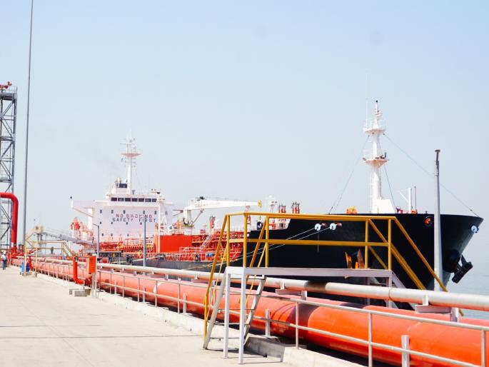 At JNPA's newly constructed additional liquid berth terminal, chemical-laden M. T. Arrival of India ship | जेएनपीएच्या नव्याने उभारलेल्या अतिरिक्त लिक्विड बर्थ टर्मिनलवर केमिकलने भरलेल्या एम. टी. भारत जहाजाचे आगमन At JNPA's newly constructed additional liquid berth terminal, chemical-laden M. T. Arrival of India ship | जेएनपीएच्या नव्याने उभारलेल्या अतिरिक्त लिक्विड बर्थ टर्मिनलवर केमिकलने भरलेल्या एम. टी. भारत जहाजाचे आगमन