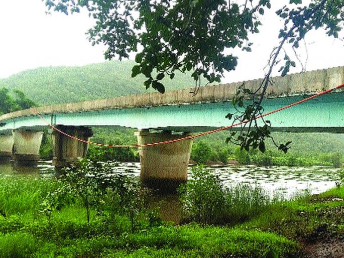 Amber pool closed for heavy traffic | आंबेत पूल अवजड वाहतुकीसाठी बंद Amber pool closed for heavy traffic | आंबेत पूल अवजड वाहतुकीसाठी बंद