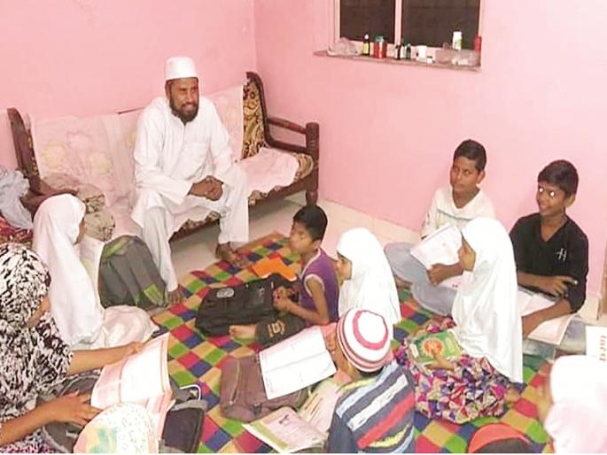 Book shopper took efforts for improving the Marathi of Urdu medium students | उर्दू माध्यमातील विद्यार्थ्यांचे मराठी सुधारण्यासाठी झटणारा पुस्तक विक्रेता Book shopper took efforts for improving the Marathi of Urdu medium students | उर्दू माध्यमातील विद्यार्थ्यांचे मराठी सुधारण्यासाठी झटणारा पुस्तक विक्रेता